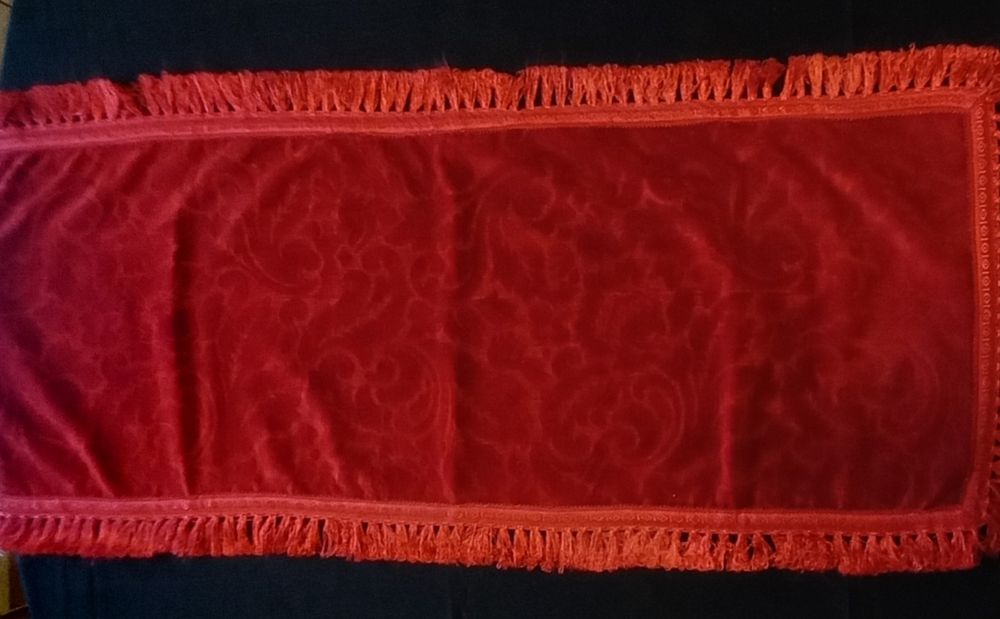 Cuvertură + alte 4 piese noi din catifea rosie cu model și franjuri