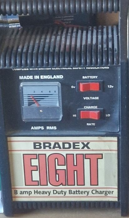 Продавам 8 amp , 6-12 v зарядно за акумулатор Bradex