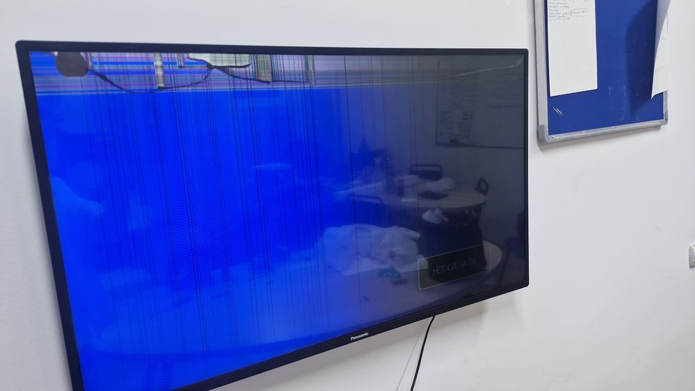 Телевизор Panasonic и кронштейн