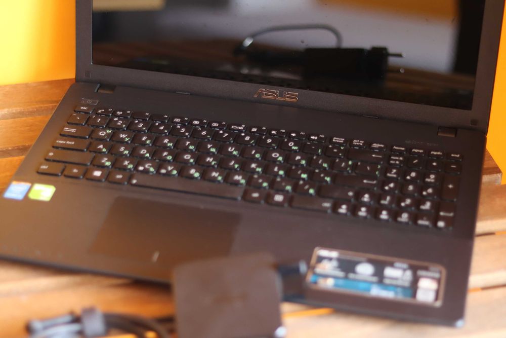 Лаптоп Asus X552L с лицензирана Windows 10 Pro ОС