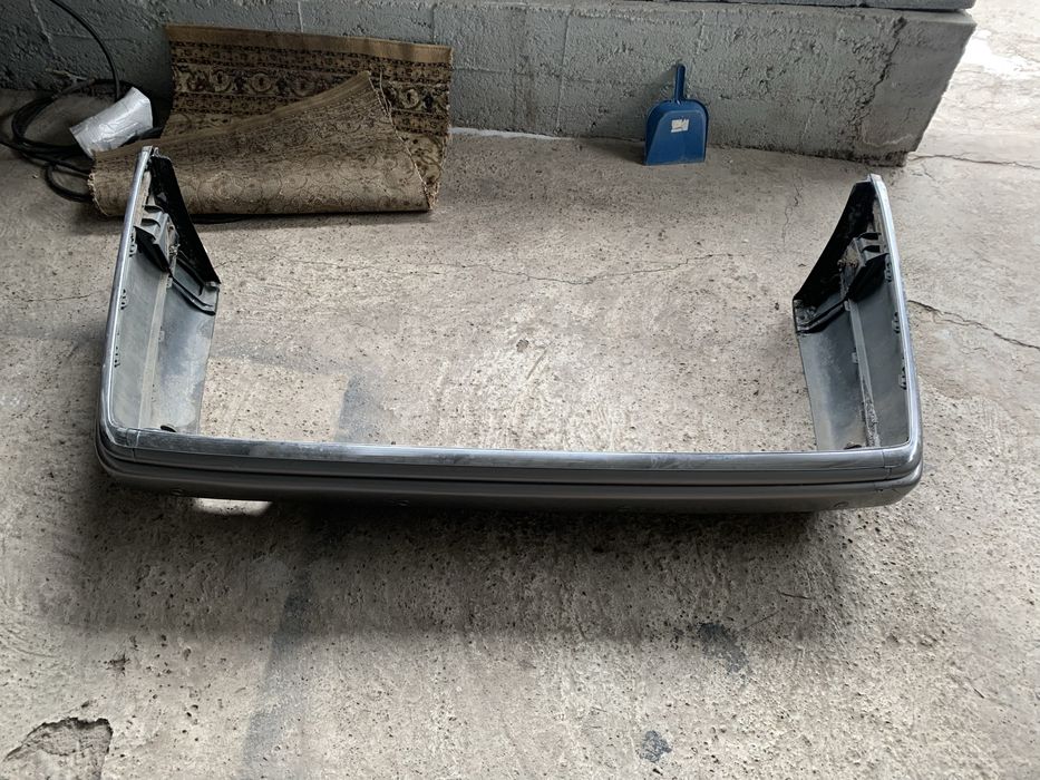Продам задний бампер оригинал на 124