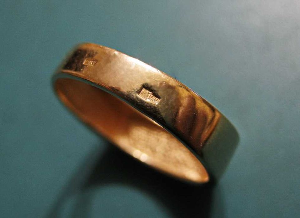 Перстень (золото 585 пробы) с черным камнем.