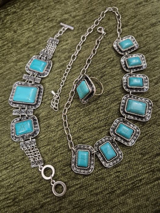 Комплект колье, браслет и кольцо.