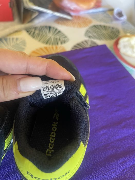 Детски маратонки, носени в добро състояние