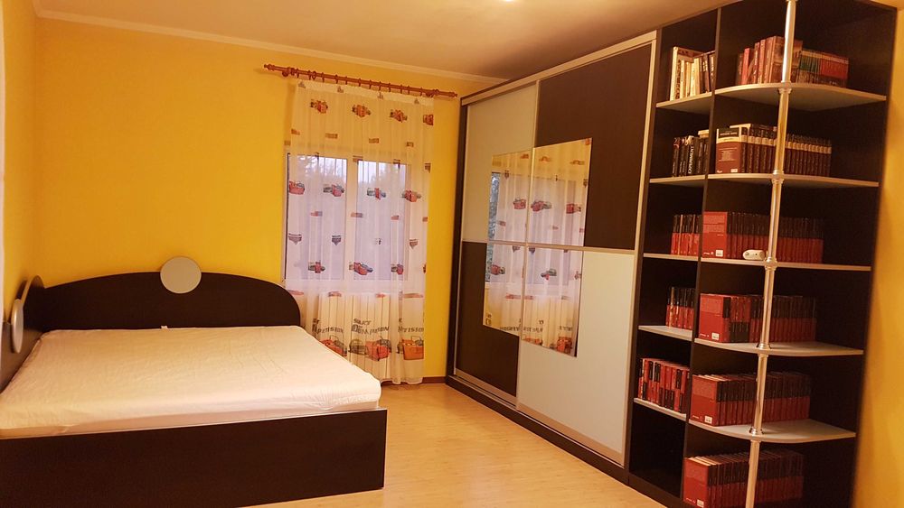 Casă de închiriat: 5 dormitoare, 210 mp, teren de 900 mp