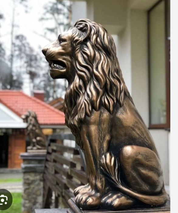 Скульптура королевского льва.Золото