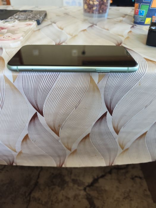 Продавам iPhone 11