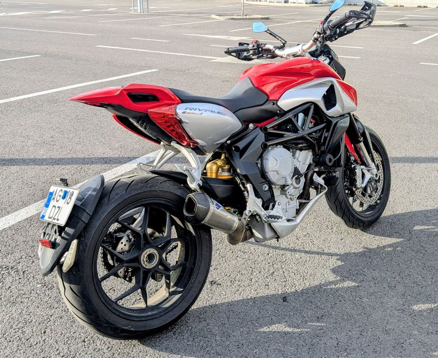 Vand/ schimb (cu scuter)  Mv Agusta Rivale 800
