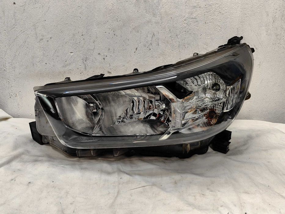 Оригинални  фарове Ляв Десен  Тойота  Toyota Hilux 2018