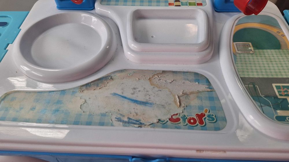 Докторски куфар-маса с инструменти