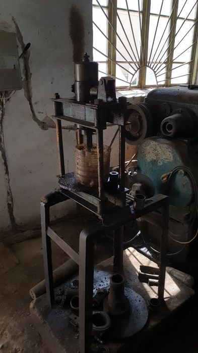 Токарный станок сотилади