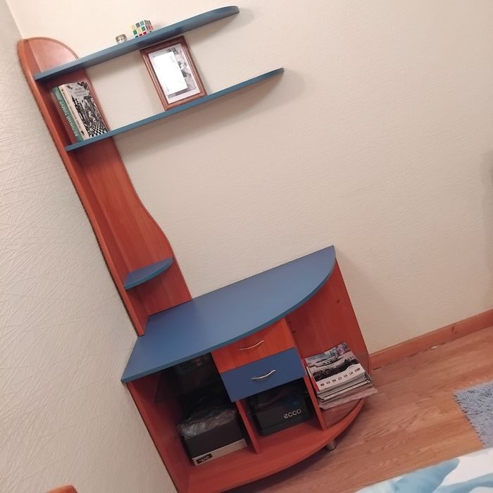 Тумбочка с полочками