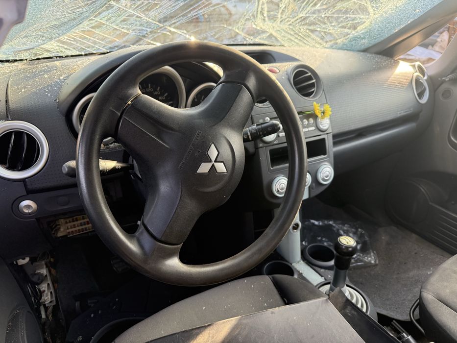 Мицубиши Колт на части 0.9 бензин