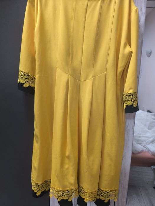 Рокля р-р 46 жълто и черно