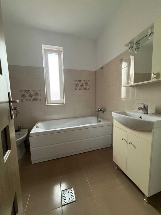 Inchiriez apartament 2 camere.