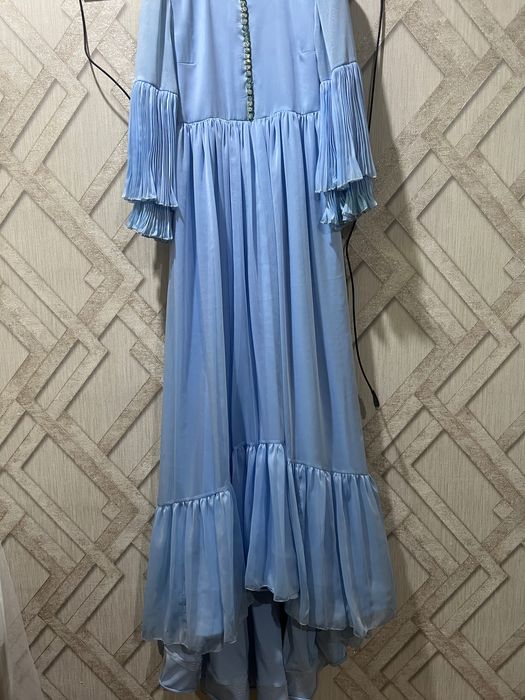 Yuz ochti marosimida kiyilgan ansanbl ko’ylak chop’on  bilan