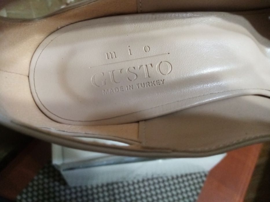 Женские кожанные светло-бежевые туфли размер 41