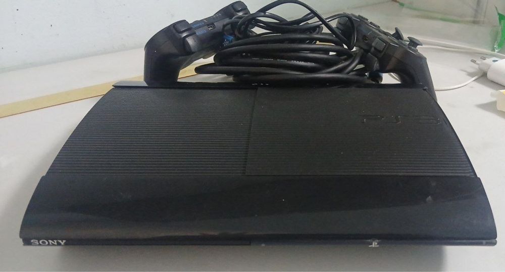 playstation 3 Super slim. 2 ta joystick uyinlari bilan. KOREA region