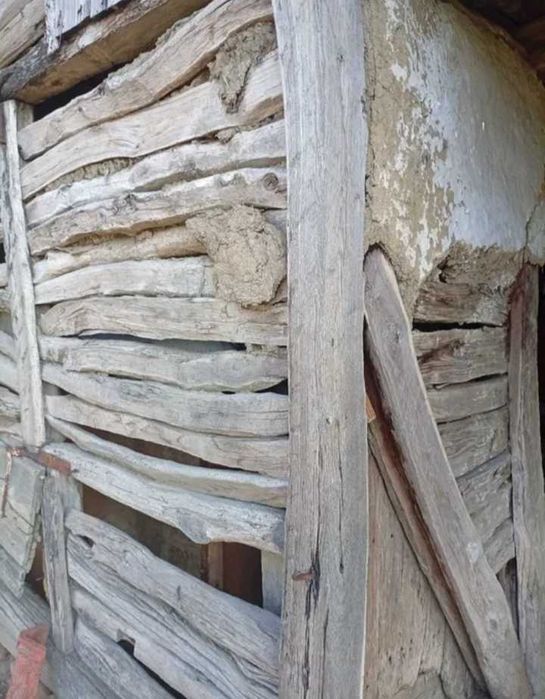 Vând lemn vechi de salcâm pentru proiecte rustice