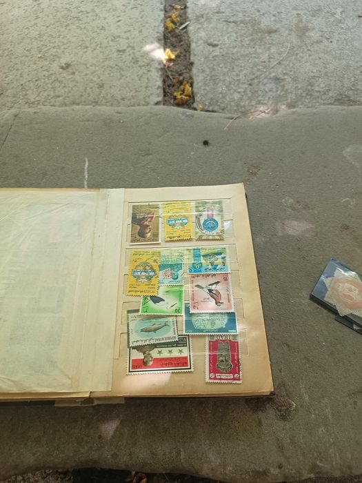 Vând 2 clasoare timbre foarte rare de colecție stare foarte buna