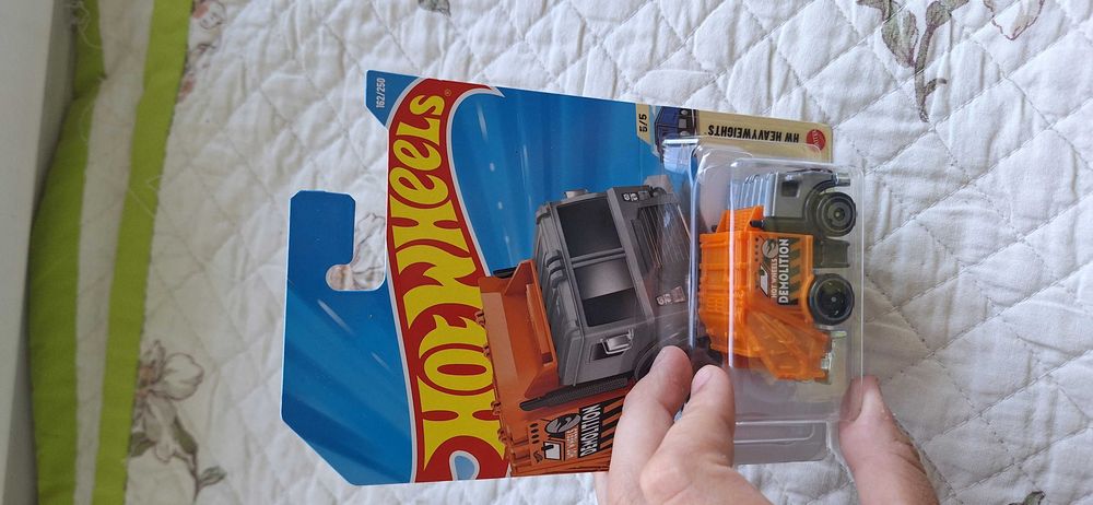 Машинка hot wheels th