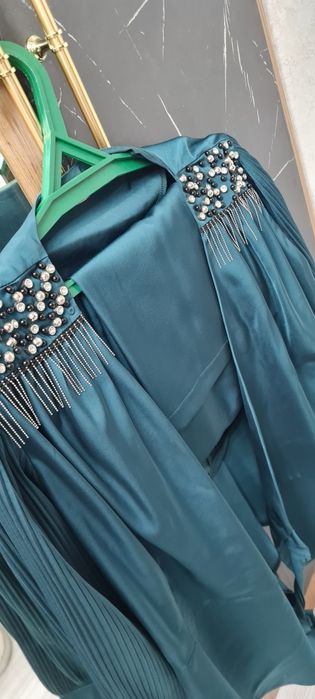 Продам вещи платья костюмы