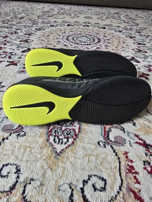 Продам кроссовки Nike