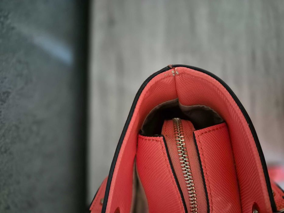 Чанта Guess в свеж коралов цвят