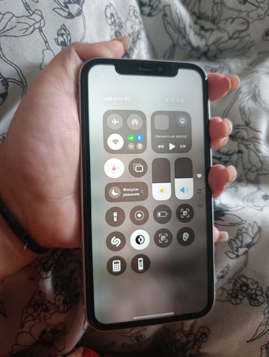 iPhone  11.