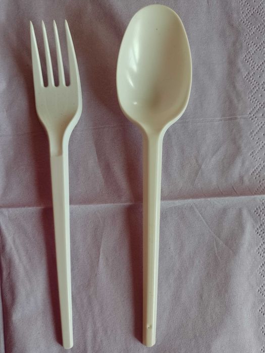Прибори за хранене  за еднократна  употреба от пластмаса.