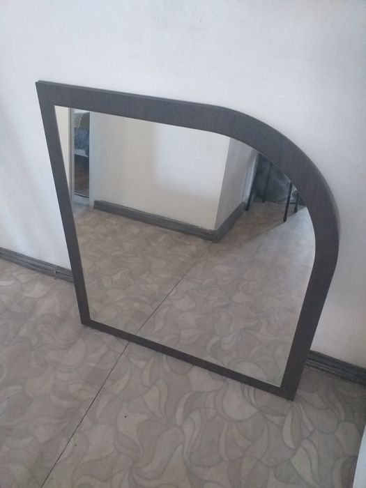 Зеркало настенное, в хорошем состоянии.