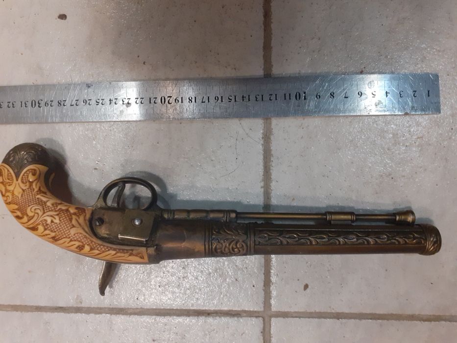 Красив клетъчен пистолет,пищов,оръжие