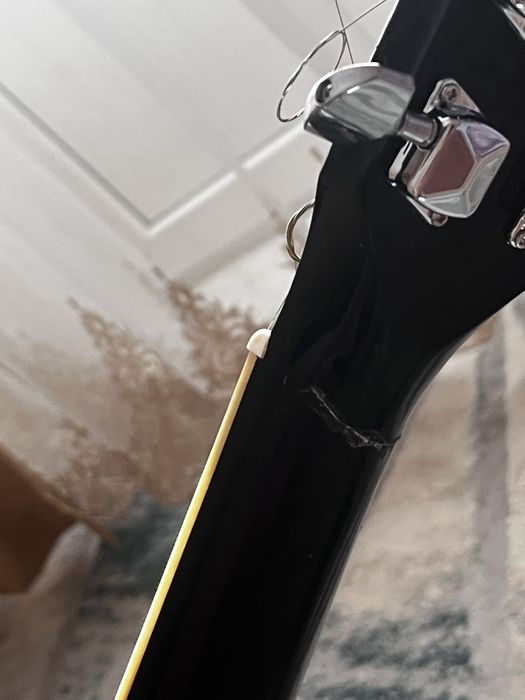 Акустическая гитара вместе с чехлом