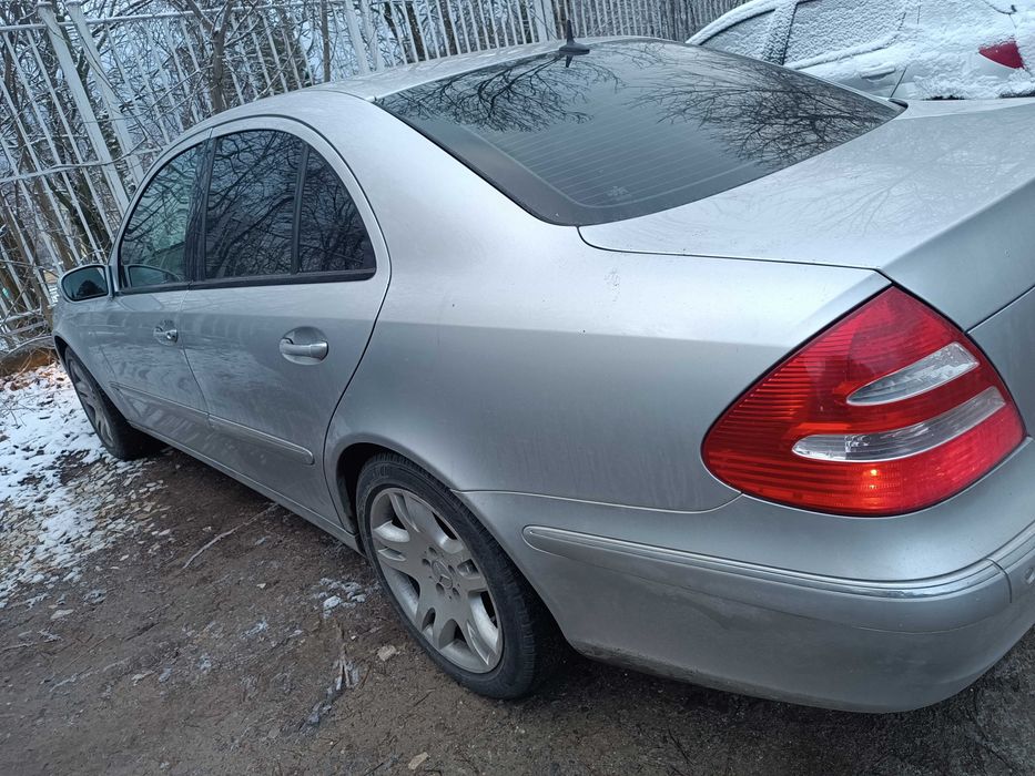 Автомобил Mercedes E320
