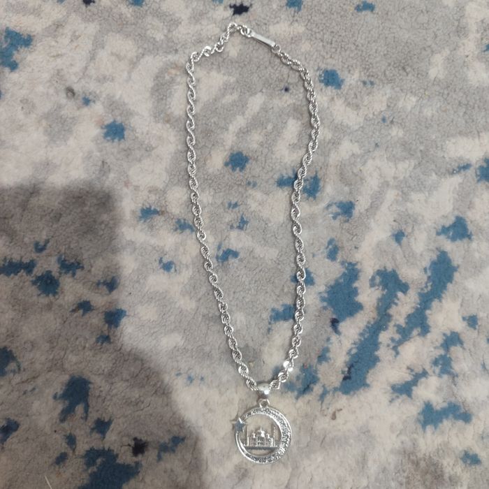 Продаю цыпочьку завацкая 55 грам с кулоном 51 сантиметр завацкая