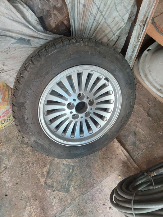 Продам диски с шинами от бмв е39