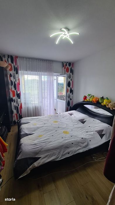 Apartament cu 3 camere de vânzare în Curtea de Argeș.