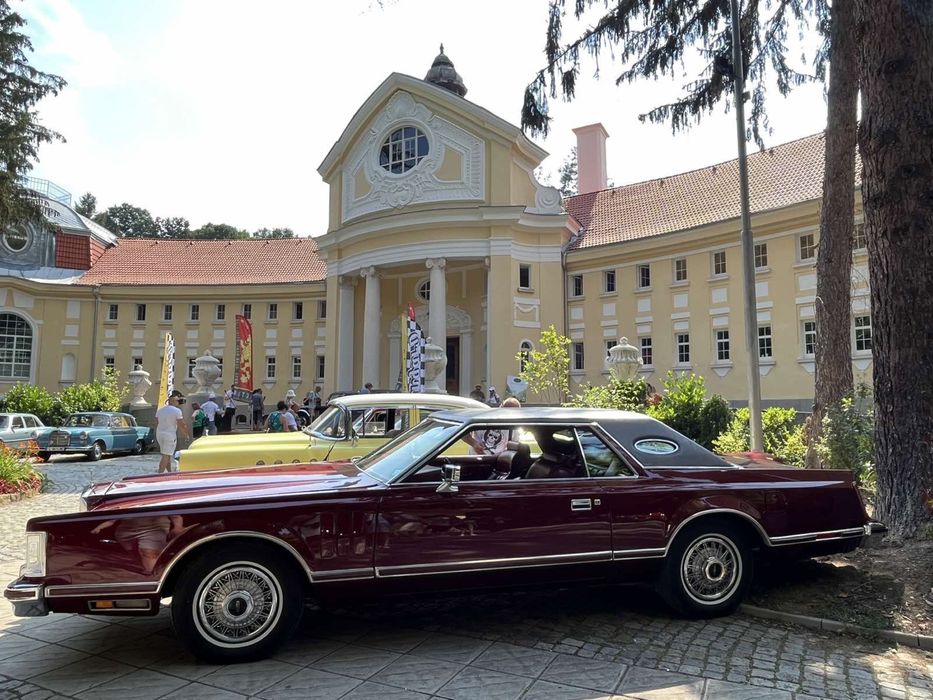 Ретро Автомобил под наем Lincoln Continental Mark V кола