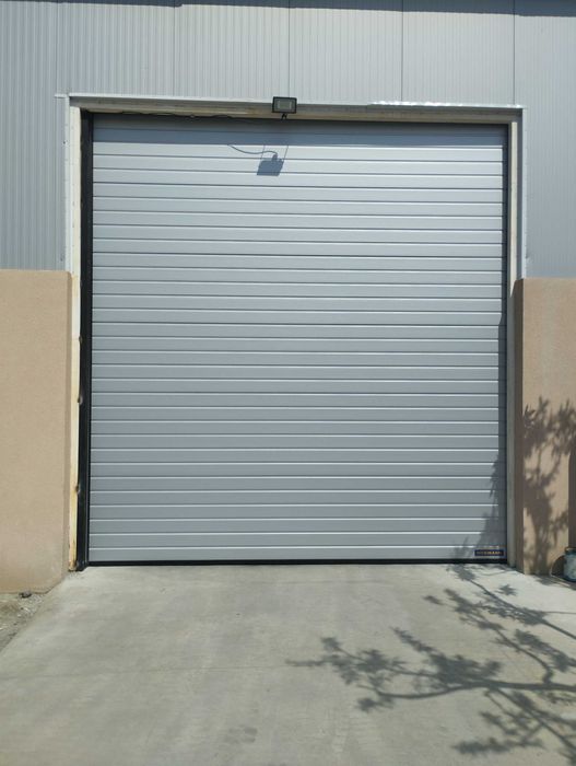 Индустрални секционни врати за халета Хьорман