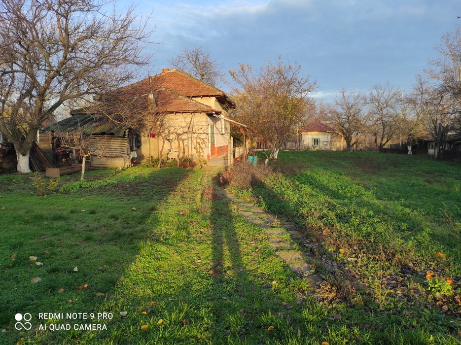 Продавам къща с двор общо място 1500 квадрата!