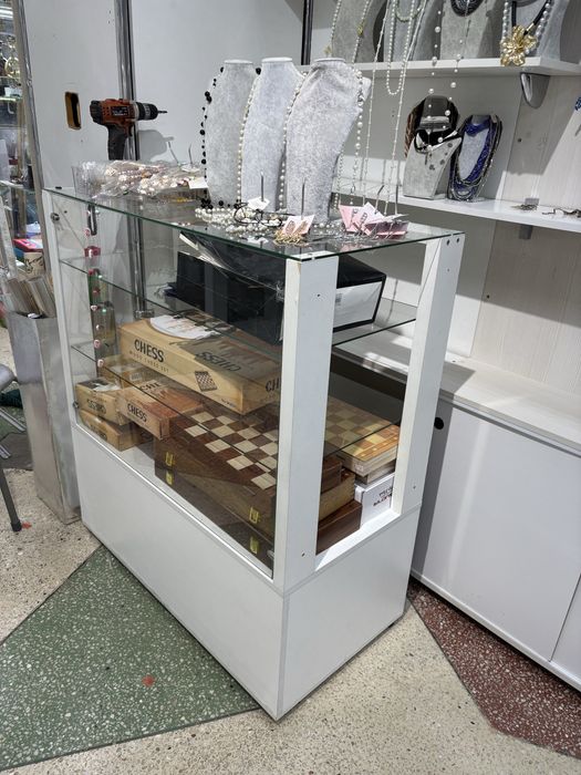 Продам  стеклянные витрины