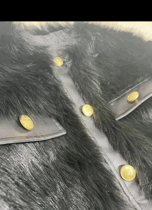 Два броя черно и бежаво пухено кожухче