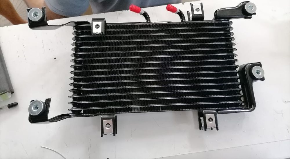 Масляный радиатора коробки охлаждения.