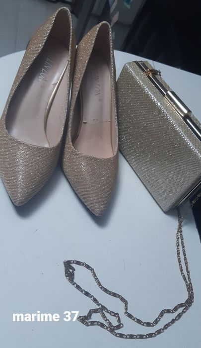 Vand set pantofi si poseta