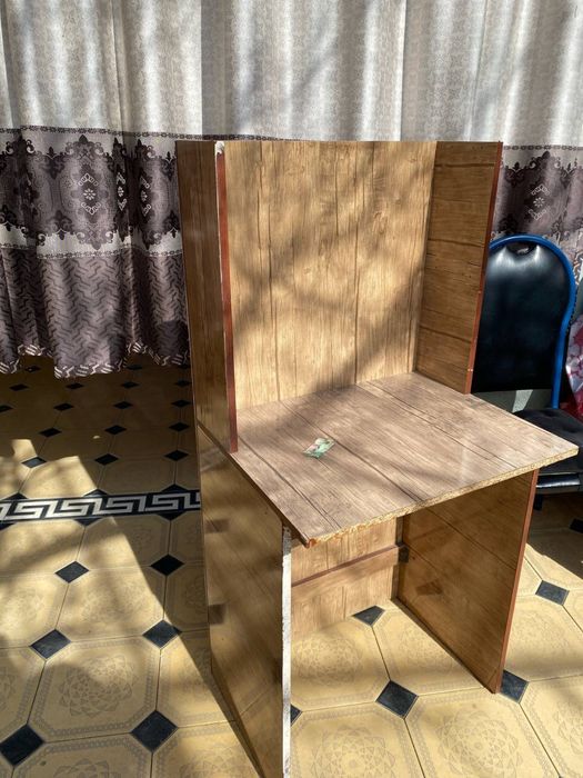 Stol parta o’qituvchiniki sotiladi adminstrator stoli ham bor