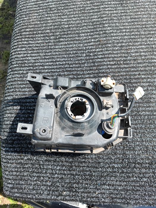 Фара правая Mitsubishi Pajero 2