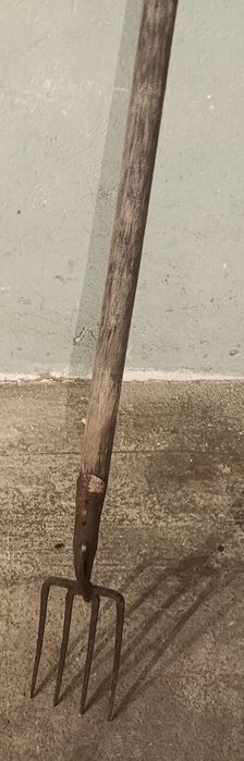 Продам грабли, тяпки, вилы