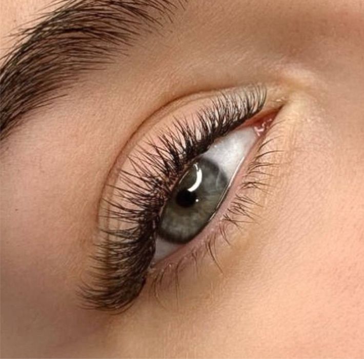 Наращивание ресниц и оформление бровей
