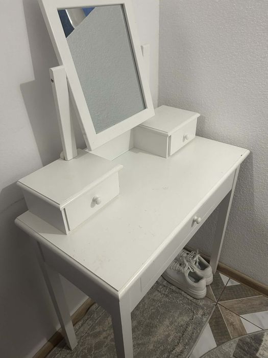 Vând măsuță de machiaj