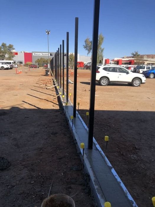 Vand garduri și porți la comanda clientului